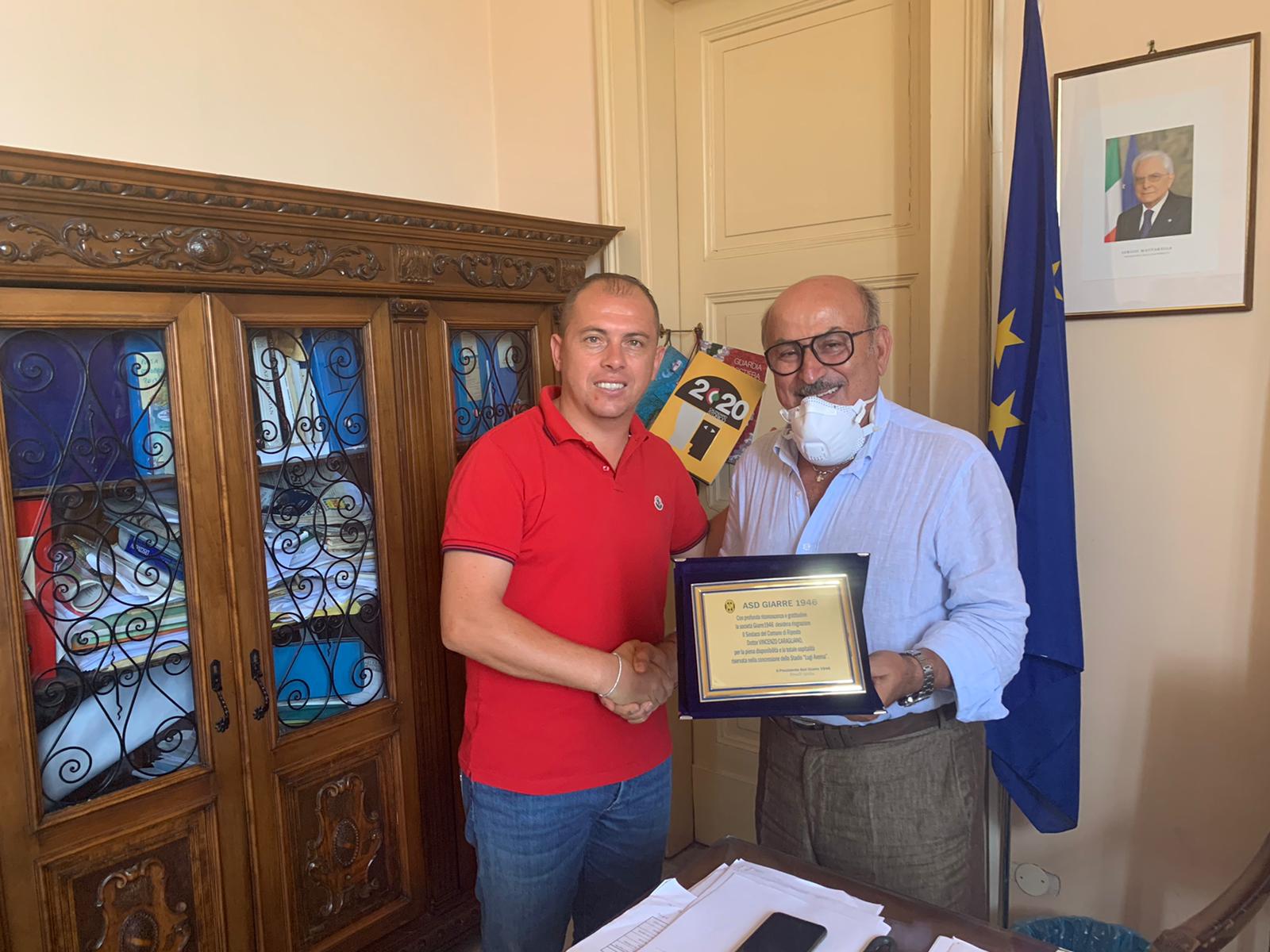 Riposto, presidente Giarre ASD 1946 incontra sindaco Caragliano e assessore Copani per consegna targa 