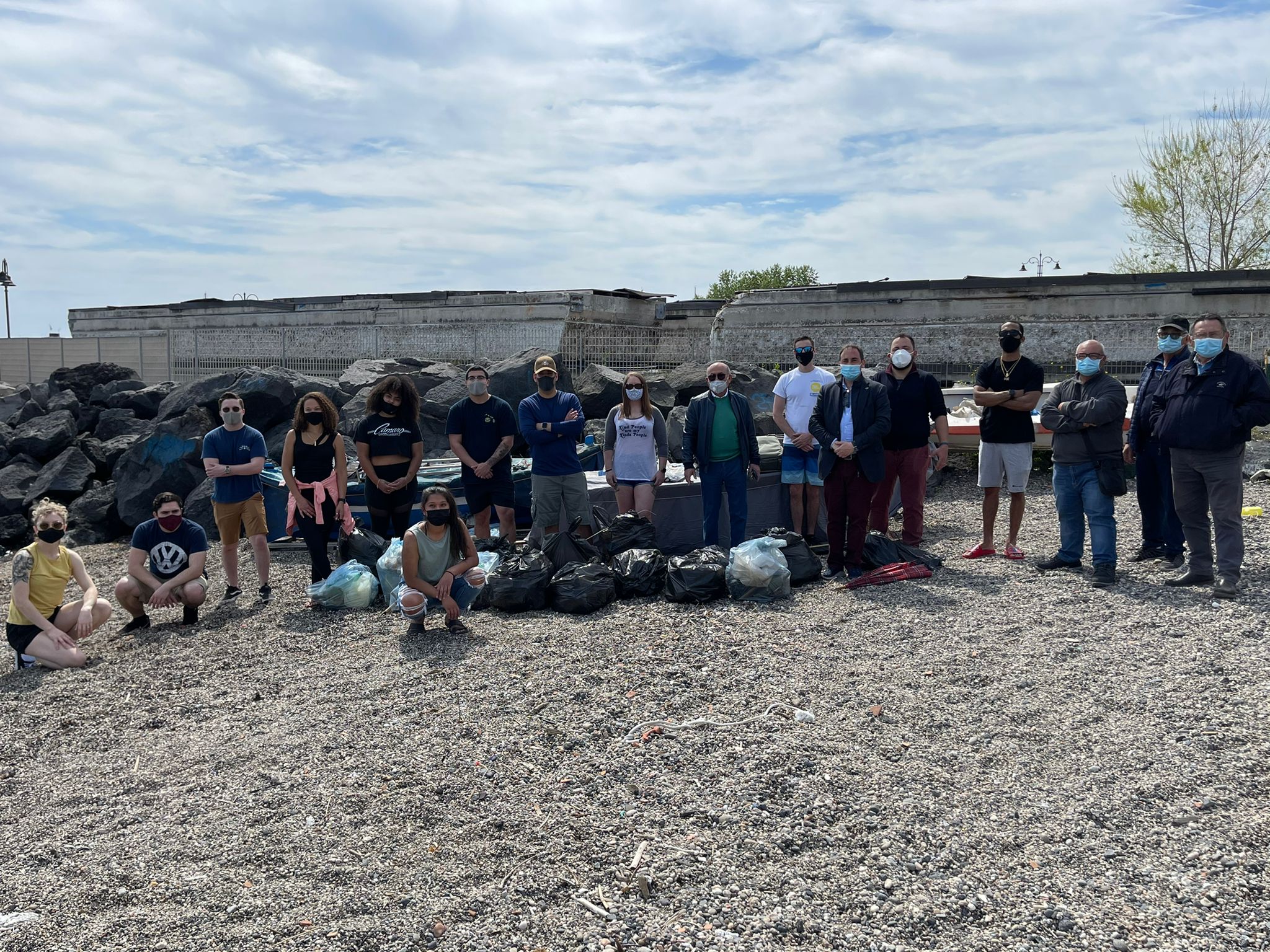 Riposto, Marines ripuliscono la spiaggia Tre Massi